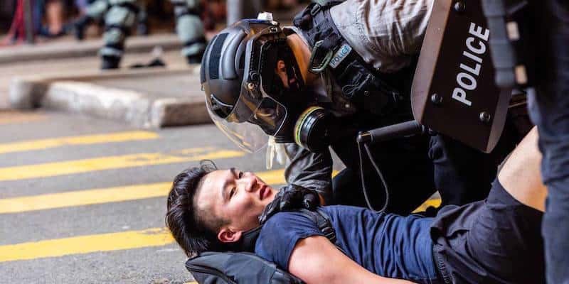 Cảnh sát chống bạo động bắt giữ một người biểu tình phản đối Luật an ninh quốc gia tại Hong Kong