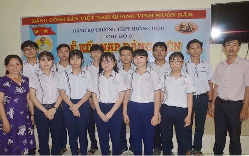 VNTB – Kết nạp Đảng cho học sinh lớp 12 ngay trong mùa dịch Covid