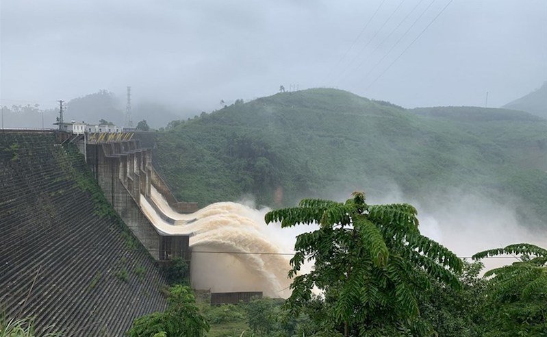 VNTB – Miền Trung tiếp tục cảnh ngập lụt nặng nề vì thủy điện xả lũ