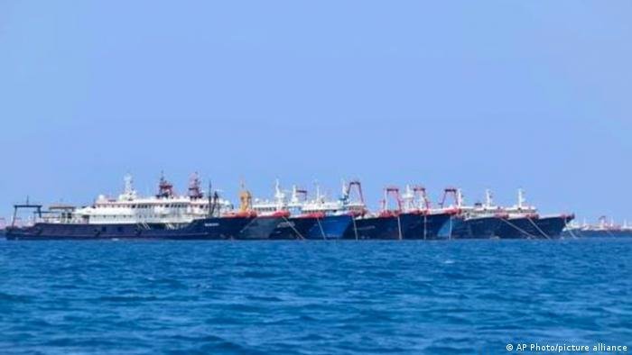 VNTB – Philippines kêu gọi Trung Quốc rút 220 tàu  cá ra khỏi vùng đặc quyền kinh tế của Philippines