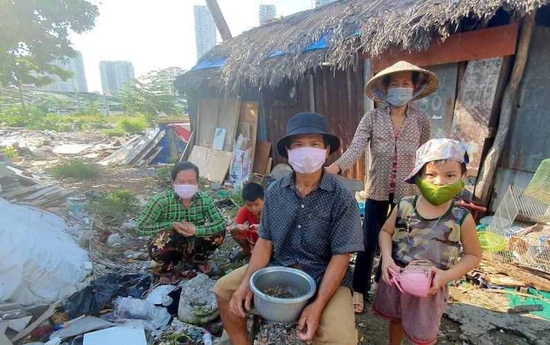VNTB –  Người nghèo Việt Nam đói vì phong toả