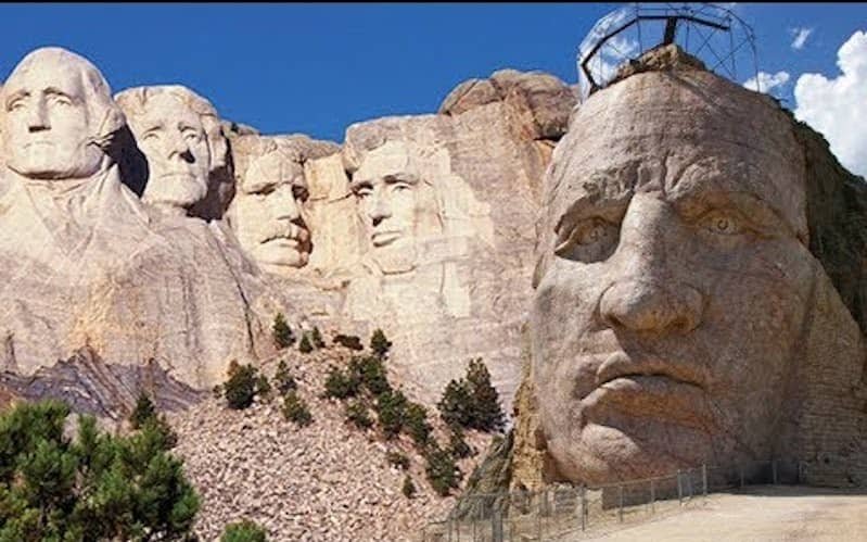VNTB  – Đài Tưởng Niệm Mount Rushmore và Crazy Horse – Biểu hiện của các chế độ độc tài và dân chủ trong đời thường