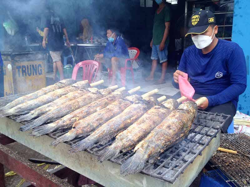 VNTB – Phóng sự ảnh: cá lóc nướng ngày vía Thần Tài ở Sài Gòn
