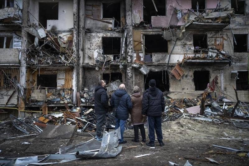 VNTB – Tôi thức dậy vào giờ đen tối nhất ở Kyiv – khi Putin trút bom xuống