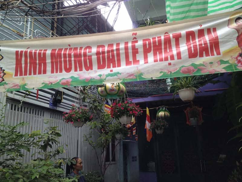 VNTB – Phóng sự ảnh: Hẻm nhỏ Sài Gòn chào đón khánh đản của Đức Thế Tôn