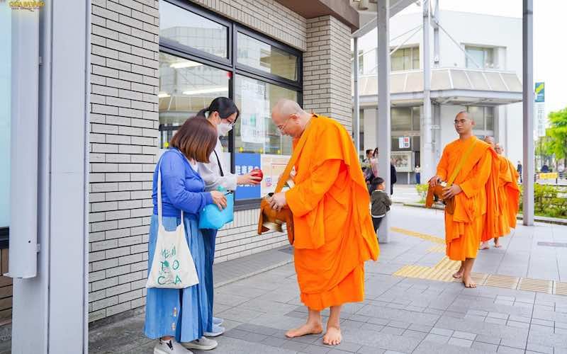 VNTB –  Phó Trưởng Ban Phật giáo Quốc tế Trung ương Giáo hội Phật giáo Việt Nam đi khất thực ở Nhật